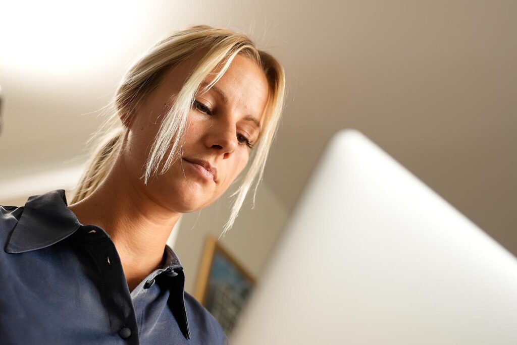 Mitarbeiterin der contify Textagentur bei der Arbeit